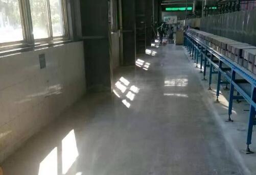 裝甲地坪地坪和環(huán)氧地坪差別有多大？十堰固化拋光裝甲地坪如何施工？