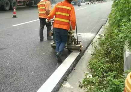 小知識(shí)：道路標(biāo)線漆有底漆和固化劑嗎？