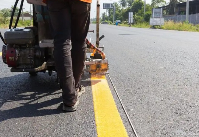 道路熱熔標(biāo)線施工在春、夏兩季施工分別應(yīng)注意哪些事項(xiàng)？
